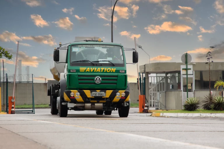 Caminhão da BR Aviation abastecido com diesel verde para as operações no Aeroporto Internacional Tom Jobim/Galeão, no Rio de Janeiro (Foto: Divulgação)