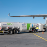 Com pico no consumo de combustíveis fósseis até 2030, aviação precisará de SAF para continuar voando. Na imagem: Caminhão tanque para abastecimento de aeronave com 80% de SAF (Foto: Divulgação Airbus)