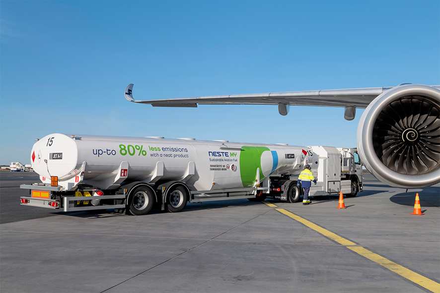 Com pico no consumo de combustíveis fósseis até 2030, aviação precisará de SAF para continuar voando. Na imagem: Caminhão tanque para abastecimento de aeronave com 80% de SAF (Foto: Divulgação Airbus)