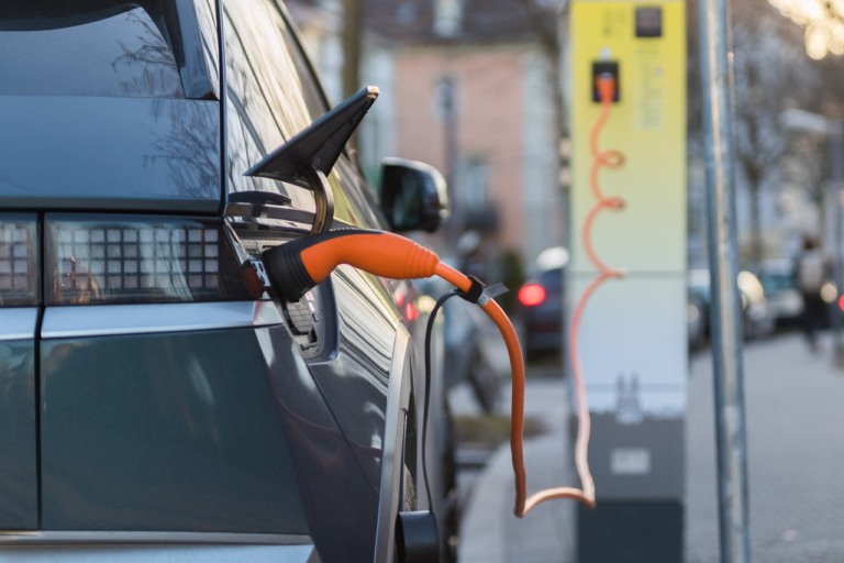 Transição energética para energias de baixo carbono já afeta a demanda global por petróleo, dizem analistas do Citi e da hEDGEpoint. Na imagem: Carro elétrico SUV, na cor cinza escuro, conectado a carregador elétrico (Foto: Felix Müller/Pixabay)