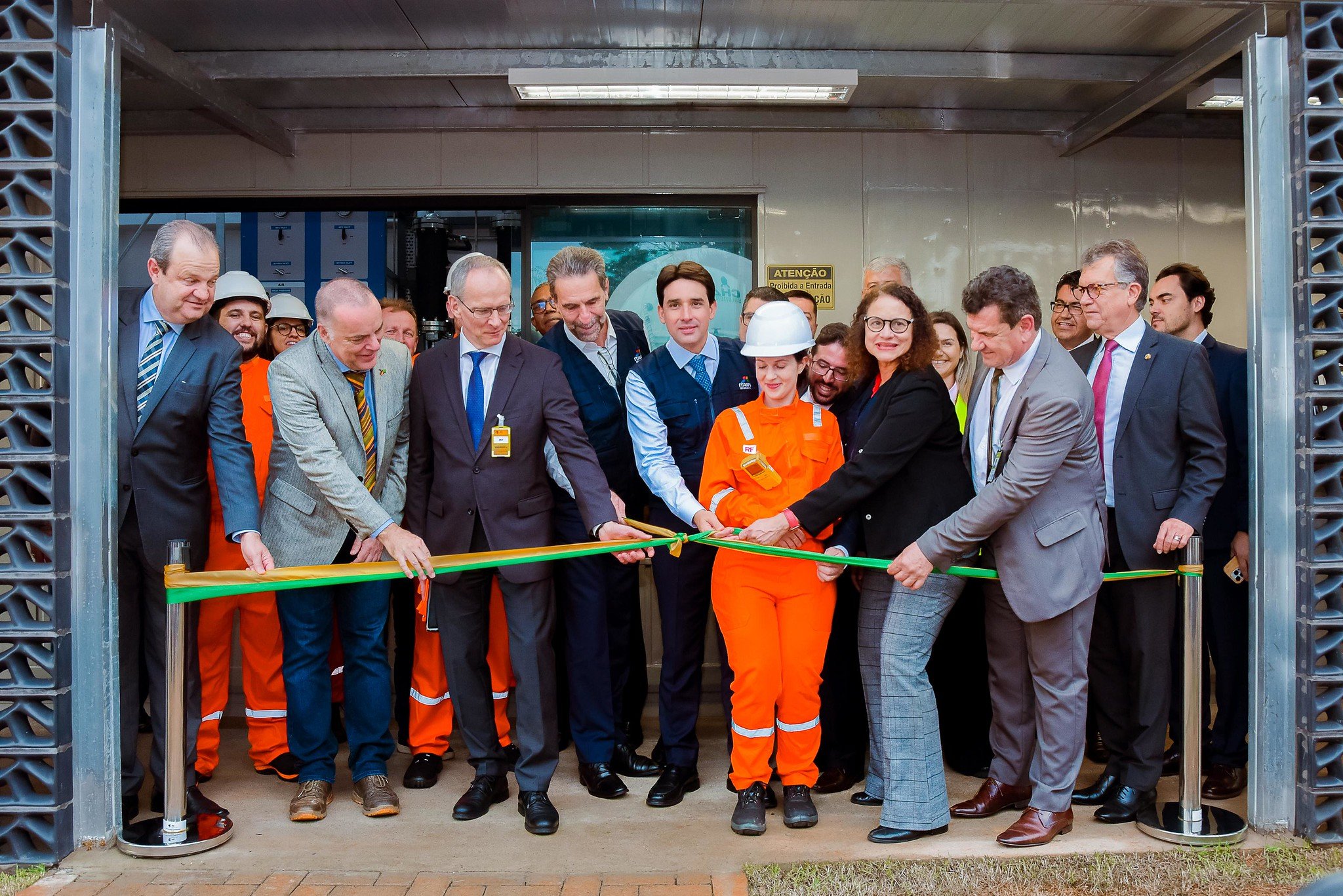 Brasil ansioso pelo início da produção de combustíveis sustentáveis para aviação (SAF). Na imagem: Silvio Costa Filho (MPor) e Luciana Santos (MCTI) participam da inauguração da primeira usina brasileira de produção de hidrocarbonetos renováveis, em Foz do Iguaçu (PR), em 17/6/2024 (Foto: Vosmar Rosa/MPor)