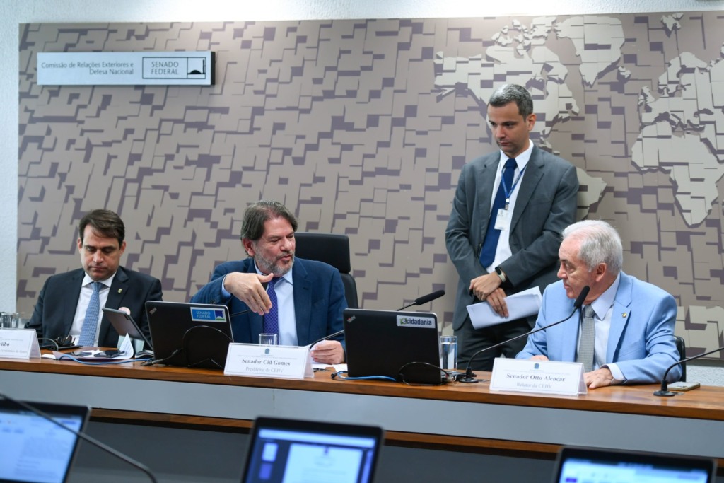 Cid Gomes e Otto Alencar em reunião da CEHV do Senado, em 12/6/2024, para discutir o PL 2308/2023, que cria incentivos para o mercado de hidrogênio (Foto: Edilson Rodrigues/Agência Senado)