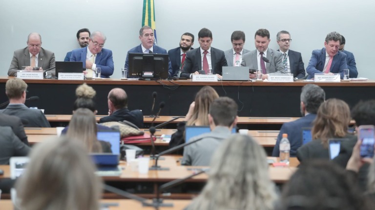 Coletiva de imprensa dos membros do GT para apresentação do relatório da regulamentação da reforma (PLP 68/2024), em 4/7/2024, que incluiu cobrança de IS sobre produção de óleo e gás (Foto: Bruno Spada/Câmara dos Deputados)