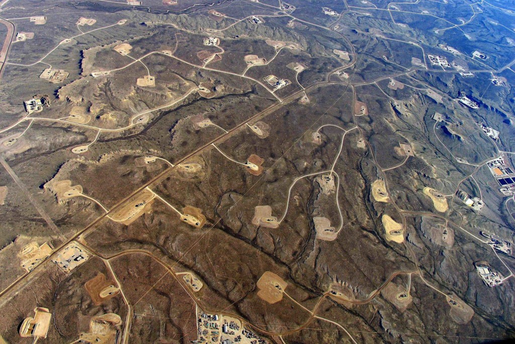 Entenda o debate sobre fraturamento hidráulico (fracking), que pode ser proibido em quatro estados do Brasil. Na imagem: Densa rede de estradas, oleodutos e poços transforma floresta em ilhas fragmentadas, devido ao fraturamento hidráulico nos EUA, em 14/5/2006 (Foto: Bruce Gordon/EcoFlight/SFU)