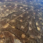 Entenda o debate sobre fraturamento hidráulico (fracking), que pode ser proibido em quatro estados do Brasil. Na imagem: Densa rede de estradas, oleodutos e poços transforma floresta em ilhas fragmentadas, devido ao fraturamento hidráulico nos EUA, em 14/5/2006 (Foto: Bruce Gordon/EcoFlight/SFU)