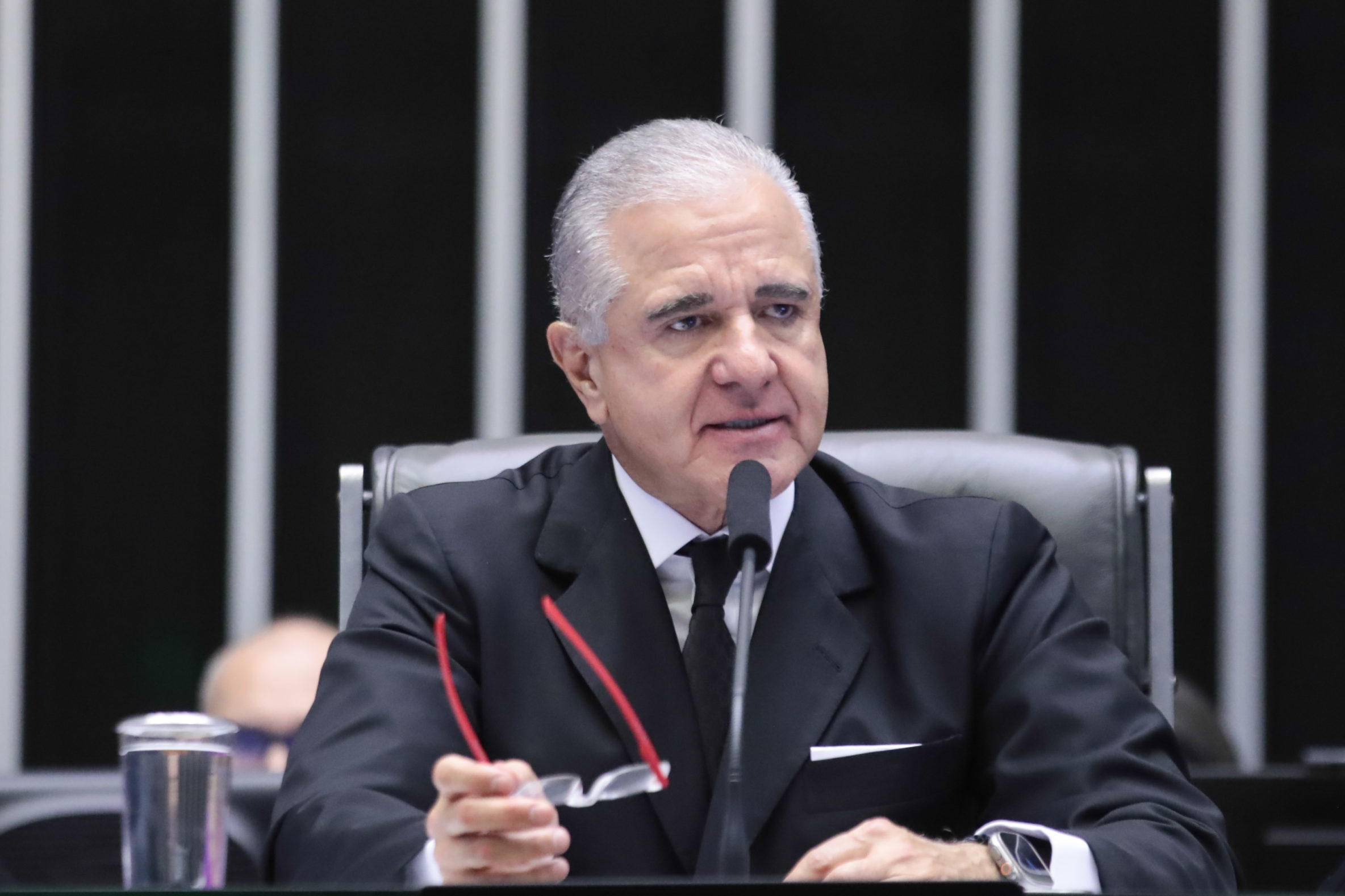 Deputado federal Júlio Lopes quer programa federal para descomissionamento das plataformas FPSO de petróleo e gás natural. Na imagem: Dep. Julio Lopes fala à mesa do Plenário da Câmara durante sessão em homenagem ao Dia Mundial da Propriedade Intelectual, em 30/4/2024 (Foto: Zeca Ribeiro/Câmara dos Deputados)