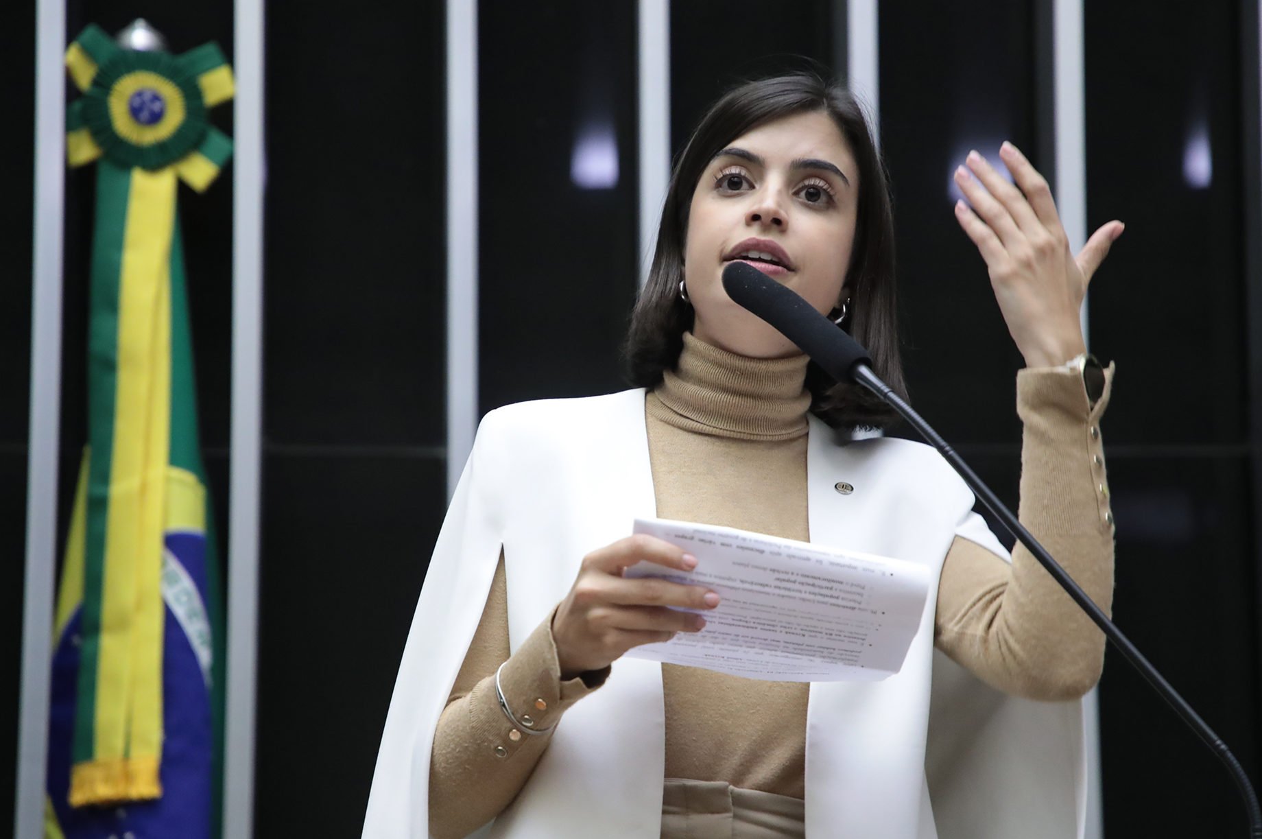 Câmara dos Deputados aprova projeto que estabelece diretrizes para elaboração de planos de adaptação às mudanças do clima. Na imagem: Deputada Federal Tabata Amaral, autora do Projeto de Lei 4.129/2021, discursa no Plenário da Câmara durante discussão e votação de propostas, em 4/6/2024 (Foto: Mário Agra/Câmara dos Deputados)