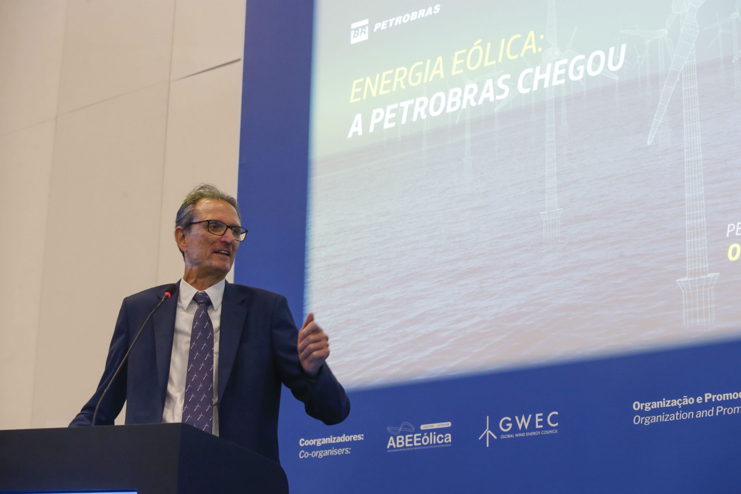 Petrobras vai instalar duas turbinas eólicas offshore na costa do RN e RJ com verbas de pesquisa e desenvolvimento (P&D) até 2029. Na imagem: Diretor Maurício Tolmasquim apresenta iniciativas para tornar a Petrobras maior desenvolvedora de eólica offshore do Brasil (Foto: Paulo Pinto/Agência Brasil)