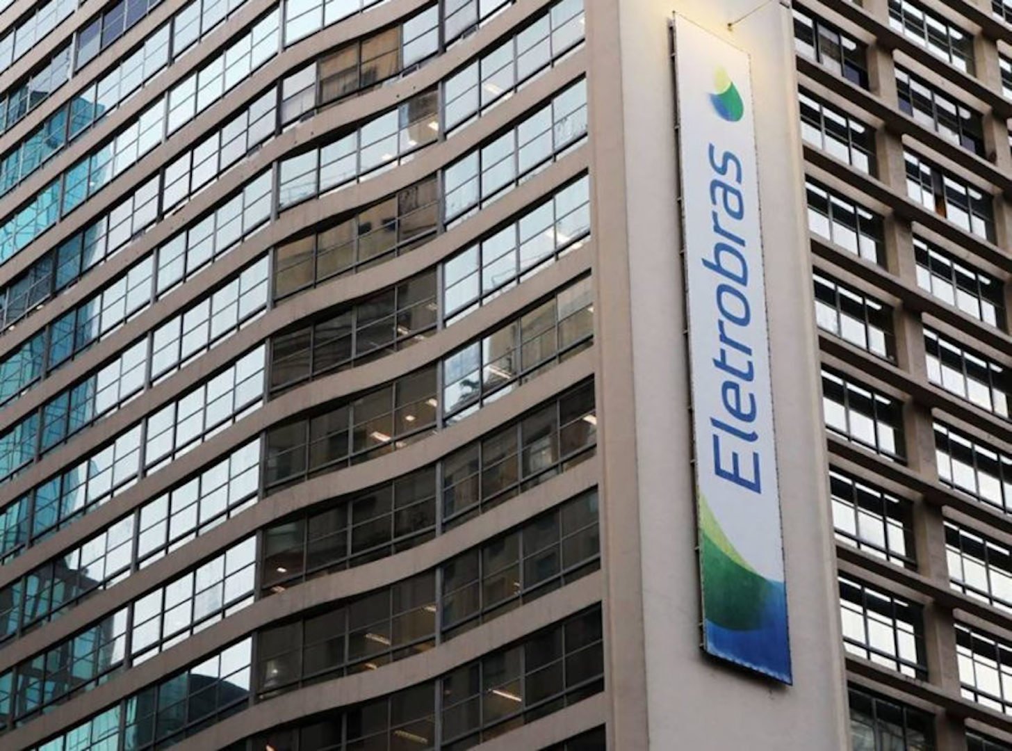 Governo federal regulamenta diretrizes para negociação de recebíveis da privatização da Eletrobras para reduzir tarifas de energia. Na imagem: Edifício sede da Eletrobras, no Rio de Janeiro (Foto: Divulgação)