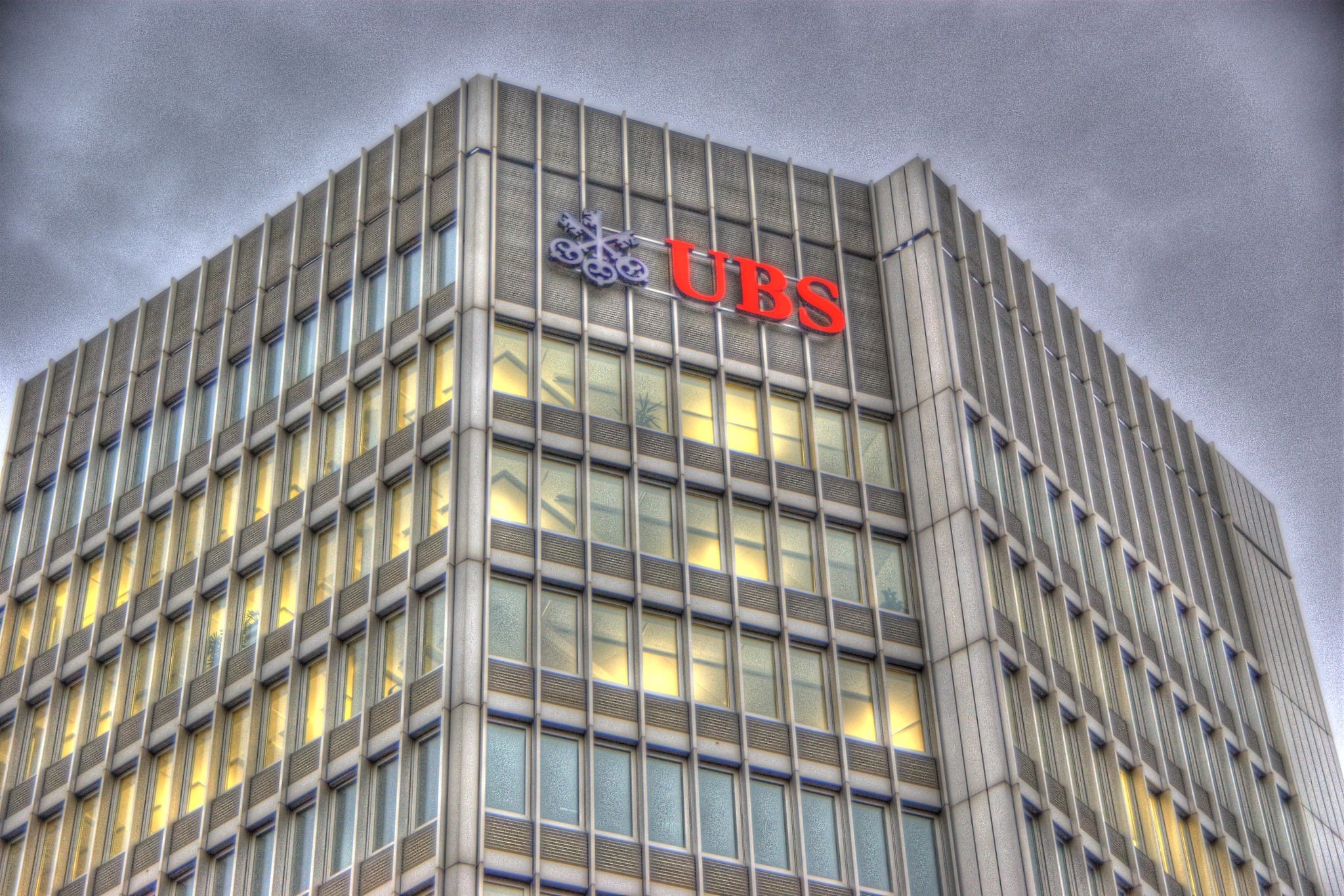 Banco UBS recomenda fusões da 3R Petroleum com Enauta (operações offshore) e PetroReconcavo (ativos onshore). Na imagem: Edifício sede do Banco UBS em Zurique, na Suíça (Foto: Martin Abegglen/Wikicommons)