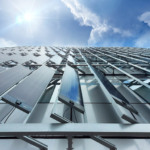 Emissões globais de GEE da indústria de construção estão altas – e continuam subindo, segundo relatório da Pnuma e da GlobalABC. Na imagem: Edifício utiliza filme fino flexível na geração de energia solar em fachada (Foto: Marcelo Berretta Vieira/Divulgação)