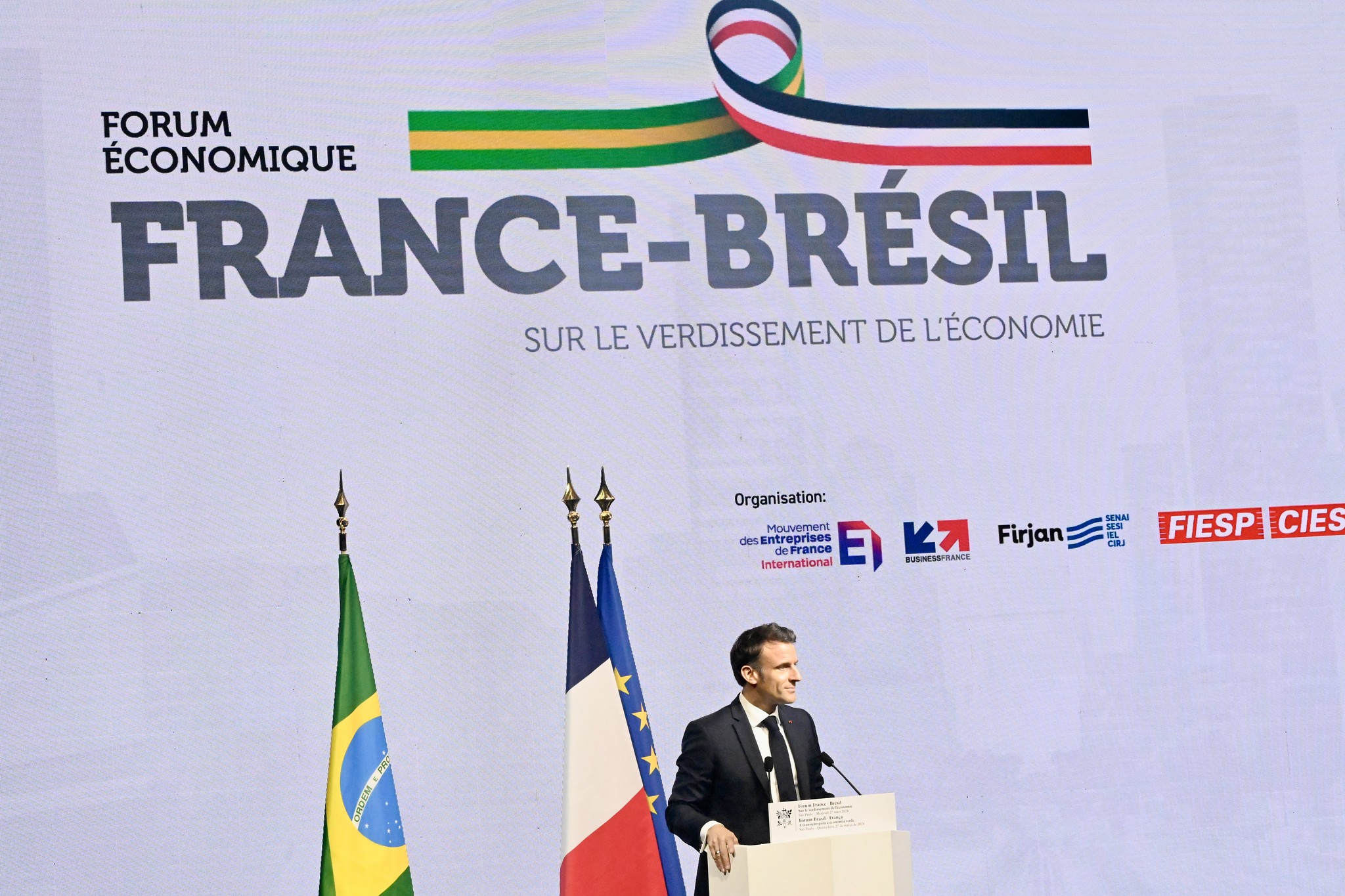 Prefeitura de Maricá (RJ) assina acordo com empresa francesa HYFIT e a brasileira Ydrogênio para produção de ônibus a hidrogênio. Na imagem: Emmanuel Macron participa do encerramento do 8º Fórum Econômico Brasil-França, sobre a transição para economia verde, em SP, em 27/3/2024 (Foto: Cadu Gomes/VP)