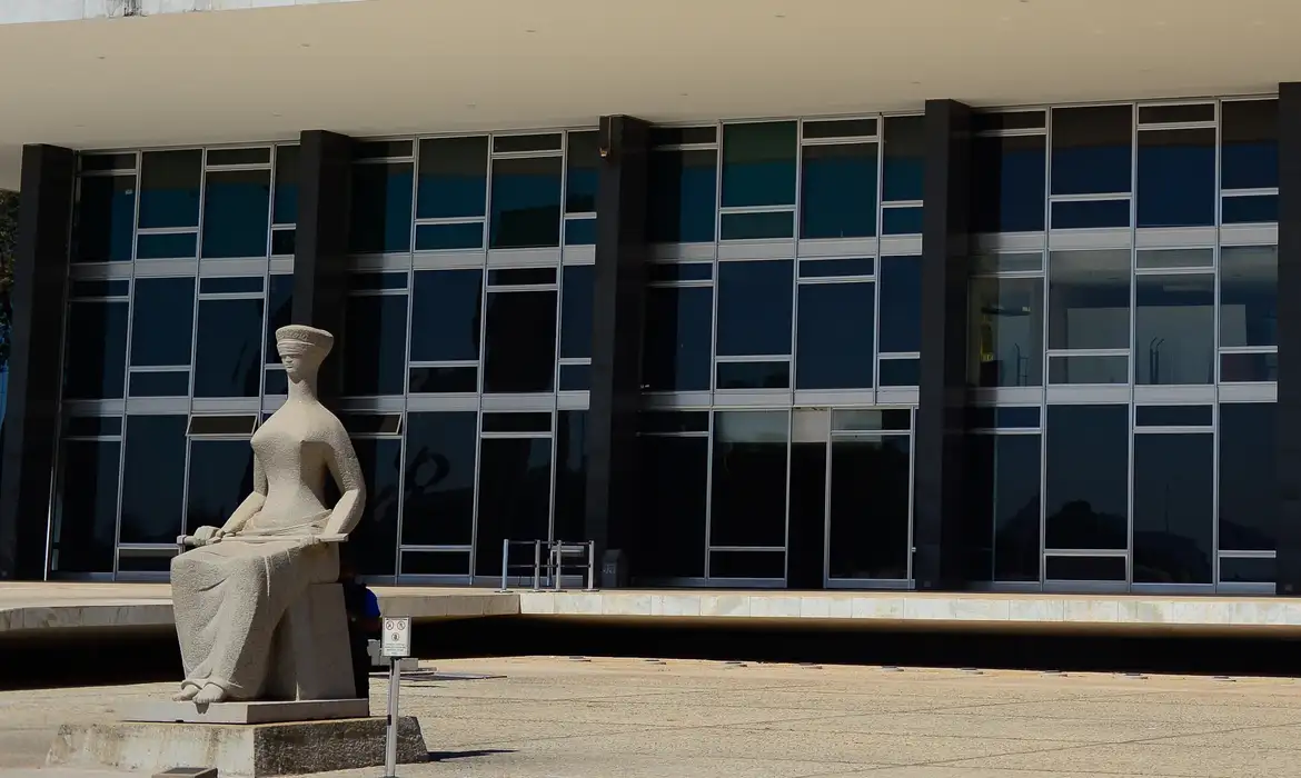 Partidos como PDT e PRD recorrem ao STF para reforma do RenovaBio e questionam critérios de adicionalidade dos CBIOs. Na imagem: Escultura 'A Justiça' diante do edifício sede do Supremo Tribunal Federal, na Praça dos Três Poderes, em Brasília (Foto: Marcello Casal Jr/Agência Brasil)