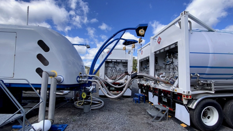 A estratégia da GNLink, empresa controlada pelo grupo Lorinvest, para expandir o GNL em pequena escala (ou small-scale). Na imagem: Estação Cryobox para produção de GNL, conectada a isotanques (Foto: Divulgação GNLink/Galileo)