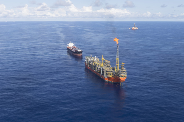 Aumento de produção de petróleo e gás levará emissões do O&G de volta aos níveis pré-pandêmicos até 2028, estima consultoria Wood Mackenzie. Na imagem, FPSO Pioneiro de Libra com flare aberto, para queima do excesso de gás (Foto: André Ribeiro/Agência Petrobras)