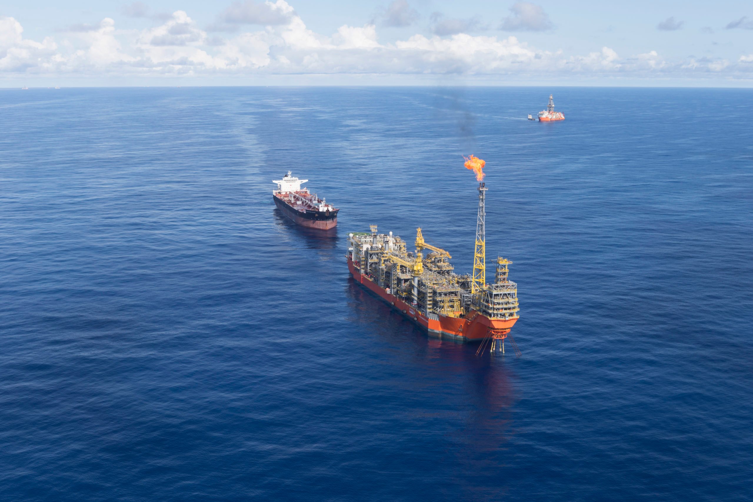 Aumento de produção de petróleo e gás levará emissões do O&G de volta aos níveis pré-pandêmicos até 2028, estima consultoria Wood Mackenzie. Na imagem, FPSO Pioneiro de Libra com flare aberto, para queima do excesso de gás (Foto: André Ribeiro/Agência Petrobras)