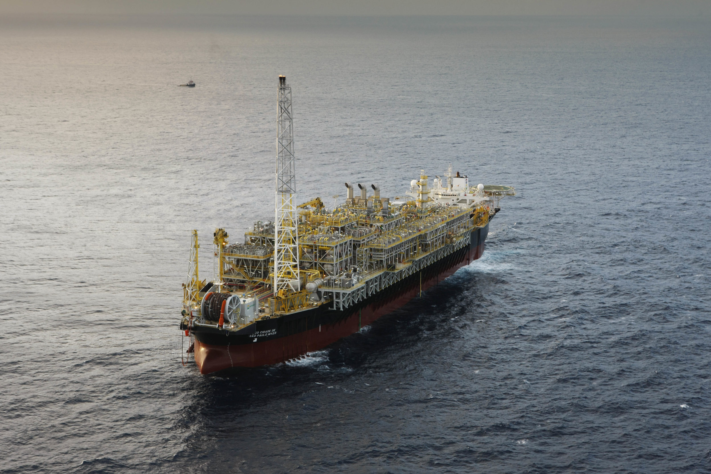 Volume de gás natural do pré-sal que a União teve direito caiu 30% em 2023; Volume de petróleo cresceu 57%. Na imagem: Navio-plataforma FPSO Cidade de São Paulo no Campo de Sapinhoá na Bacia de Santos (Foto: Agência Petrobras)