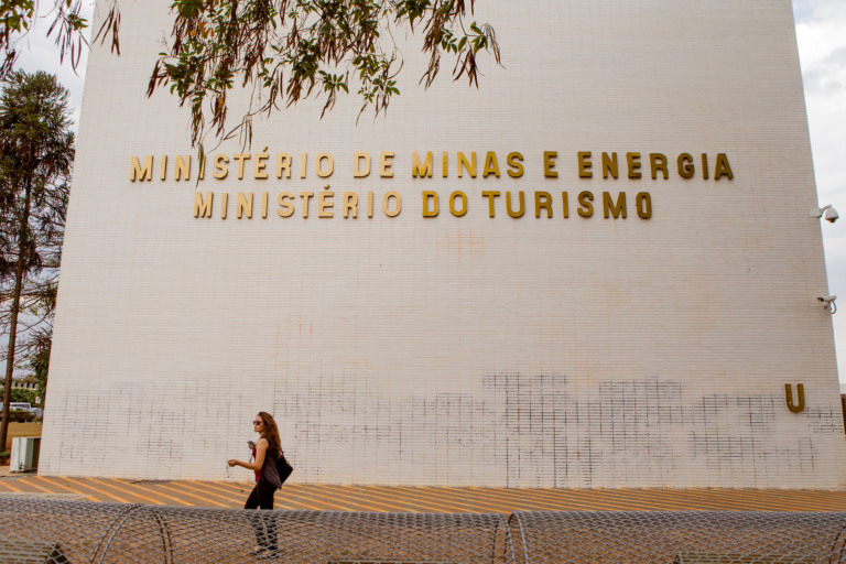 Ao regulamentar a MP 1212/2024, governo Lula prioriza antecipação de recursos da Eletrobras para consumidores cativos de energia; entenda a proposta na epbr. Na imagem: Fachada do Ministério de Minas e Energia (MME), em Brasília/DF (Foto: Saulo Cruz/MME)