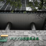 Os desafios da gestão de Magda Chambriard à frente a Petrobras. Na imagem: Fachada da sede da Petrobras (Edise), na Avenida Chile, no Rio de Janeiro (Foto: André Coelho/EFE)