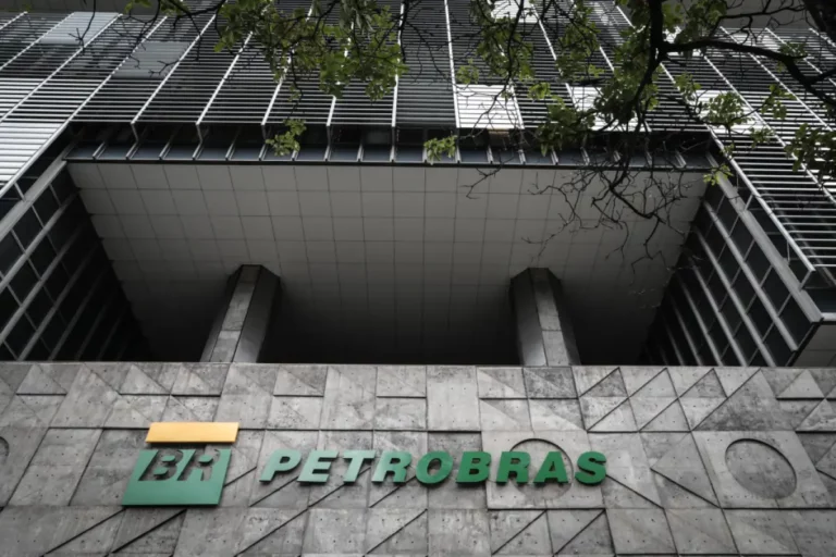 Os desafios da gestão de Magda Chambriard à frente a Petrobras. Na imagem: Fachada da sede da Petrobras (Edise), na Avenida Chile, no Rio de Janeiro (Foto: André Coelho/EFE)