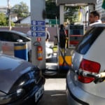 Fila de carros durante abastecimento em posto de combustíveis, em São Cristóvão, na zona norte do Rio, em 28/5/2018 (Foto Tânia Rêgo/Agência Brasil)