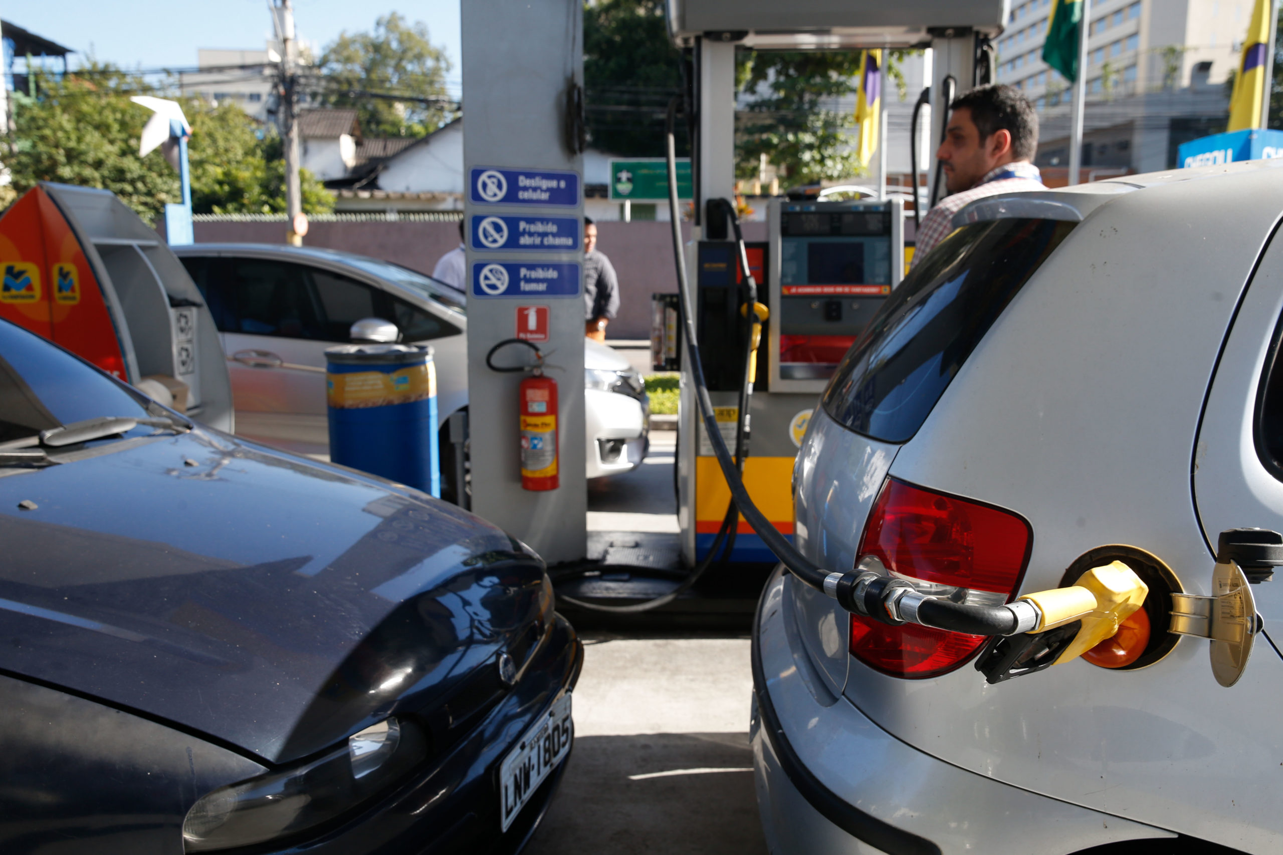 Fila de carros durante abastecimento em posto de combustíveis, em São Cristóvão, na zona norte do Rio, em 28/5/2018 (Foto Tânia Rêgo/Agência Brasil)