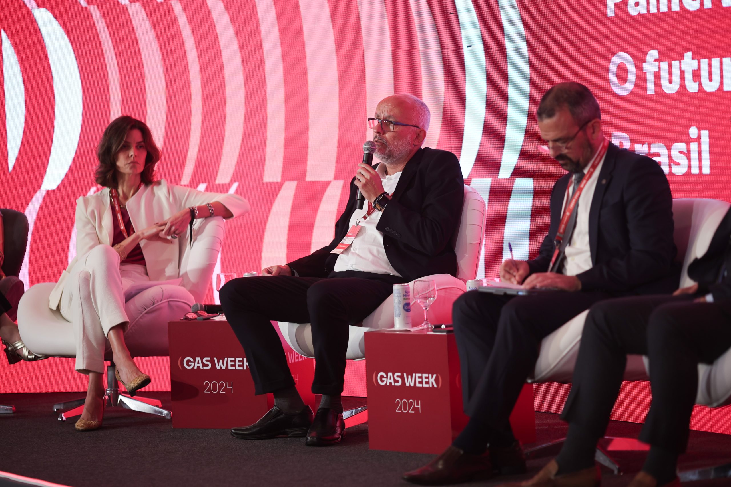 Flávia Barros (Origem Energia), Erick Portela (NTS) e Ovídio Quintana (TAG) durante painel da gas week 2024 em Brasília (epbr)