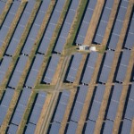 Foto aérea de fileiras de painéis fotovoltaicos em usina solar (Foto: Kev/Pixabay)