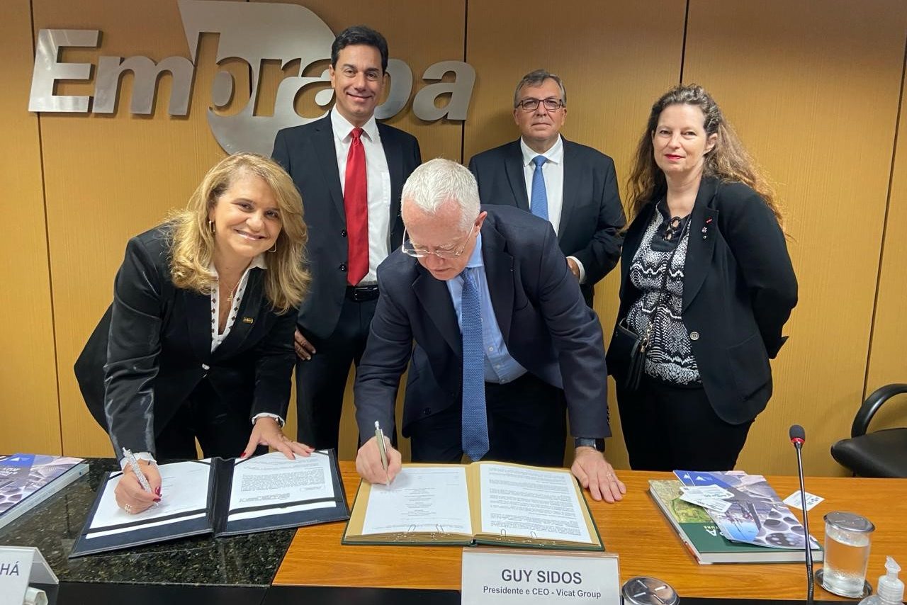 A presidente da Embrapa, Silvia Massruhá, e o presidente do grupo Vicat, Guy Sidos, assinam acordo de cooperação para substituir combustíveis fósseis por biomassa na produção de cimento da Ciplan, controlada pela francesa (Foto: Divulgação Ciplan)