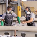 Dois técnicos do programa do PotencializEE em parceria com Finep que oferece linha de crédito visando envolver PMEs no movimento de efeiciência energética para descarbonizar operações (Foto: Divulgação PotencializEE)
