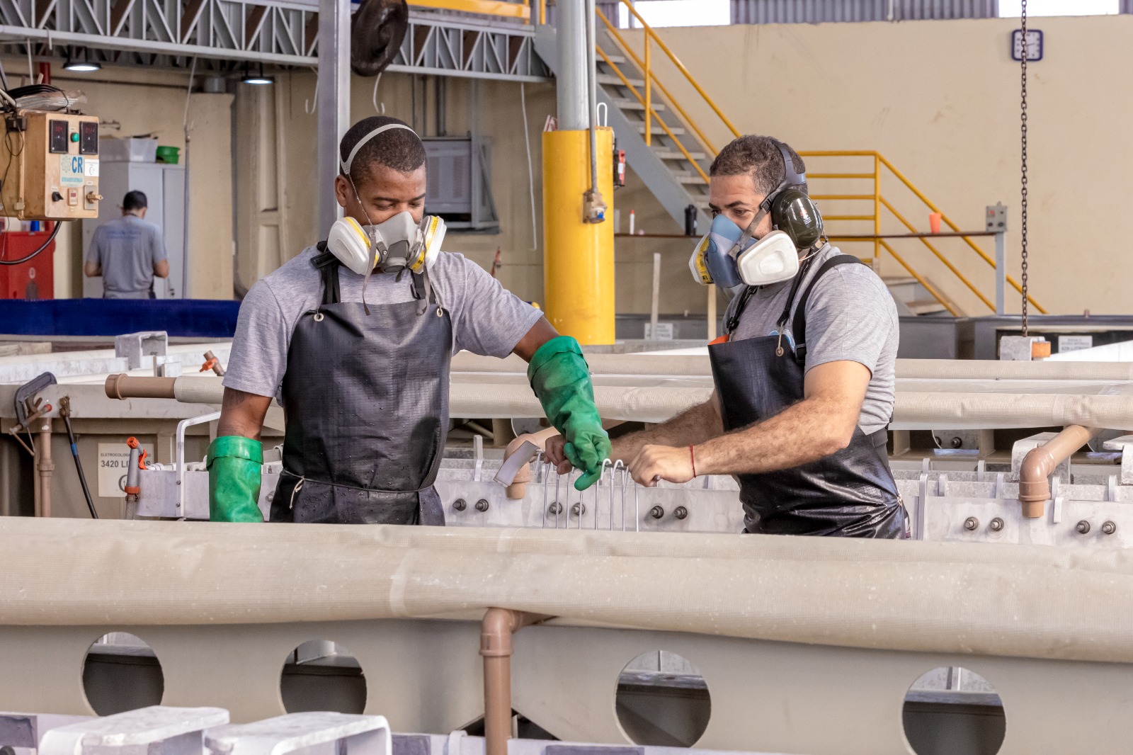 Dois técnicos do programa do PotencializEE em parceria com Finep que oferece linha de crédito visando envolver PMEs no movimento de efeiciência energética para descarbonizar operações (Foto: Divulgação PotencializEE)