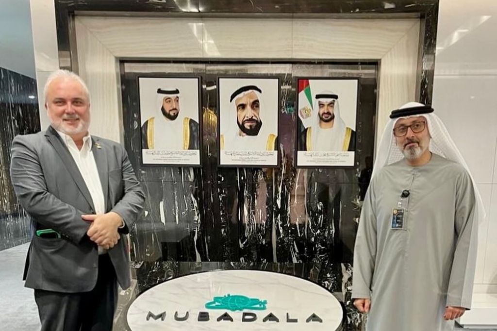 No Oriente Médio, Jean Paul Prates e o presidente da Mubadala Investment Company, Waleed Al Mokarrab Al Muhairi, tratam de aquisição da Braskem e de refinaria de Matarie, privatizada na Bahia (Foto: Reprodução Twitter Jean Paul Prates)