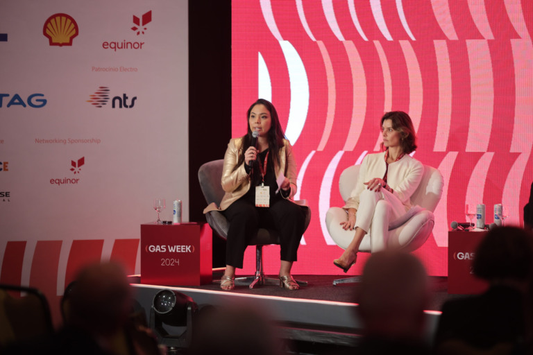 Tabita Loureiro (PPSA) e Flávia Barros (Origem Energia) participam de painel na gas week 2024, em Brasília (Foto eixos)