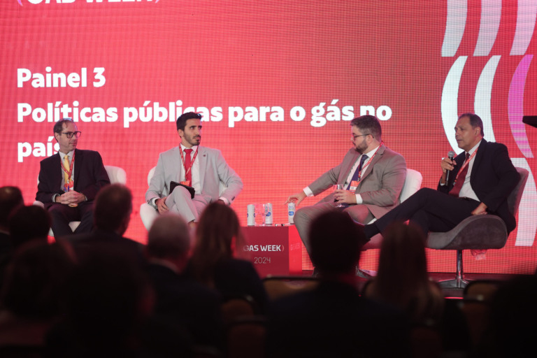 Alexandre Mesa (MDIC), Gustavo Henrique Ferreira (Fazenda), Gustavo Gaudarde (eixos) e João Henrique Nascimento (PPI/Casa Civil), durante painel na gas week 2024, em Brasília (Foto eixos)