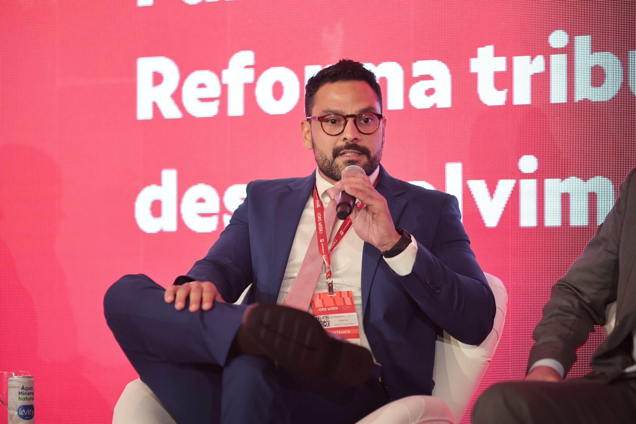 Gerente Tributário da Eneva, Bernardo Valois, durante painel na gas week 2024, em Brasília (Foto eixos)