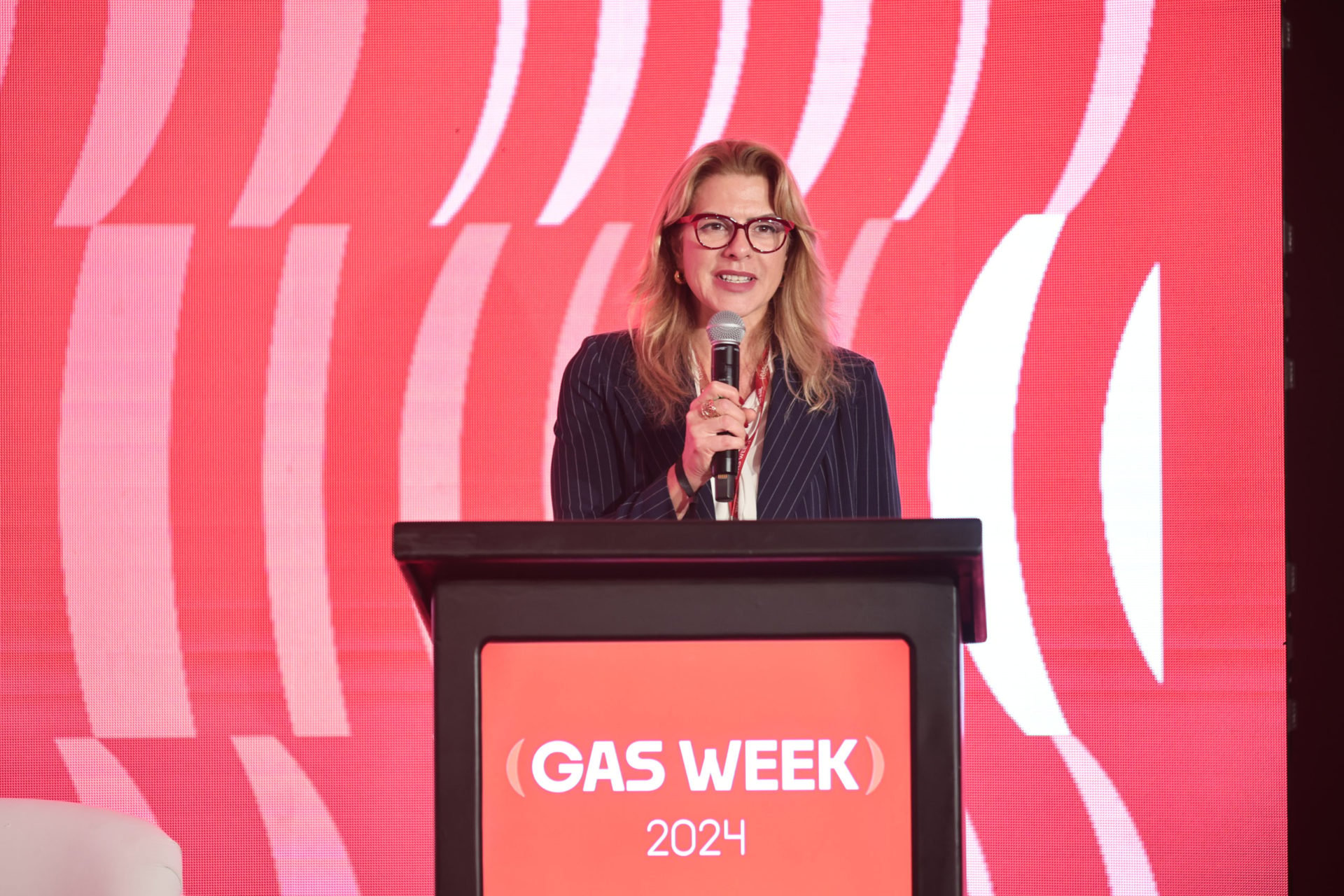 Secretária de Competitividade e Política Regulatória do MDIC, Andrea Macera, encerrou a gas week 2024, em Brasília (Foto eixos)