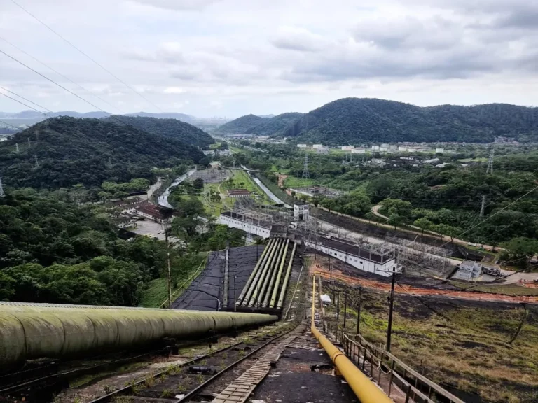 Na imagem: Gasoduto Subida da Serra, da Comgás. Rede de dutos para transporte de gás natural em área íngreme próxima a centro urbano paulista (Foto: Sima/SP)