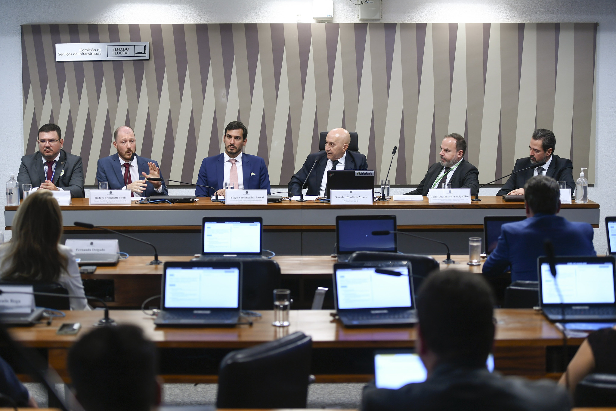 Hidrogênio de baixo carbono terá papel fundamental no corte de emissões do Brasil para Acordo de Paris. Na imagem: Gustavo Fontenele, Thiago Barral e Confúcio Moura durante audiência conjunta da CI e CMA no Senado, em 27-2-2024, para debater o potencial e os desafios para viabilizar a economia de hidrogênio sustentável como fonte renovável de energia (Foto: Edilson Rodrigues/Agência Senado)