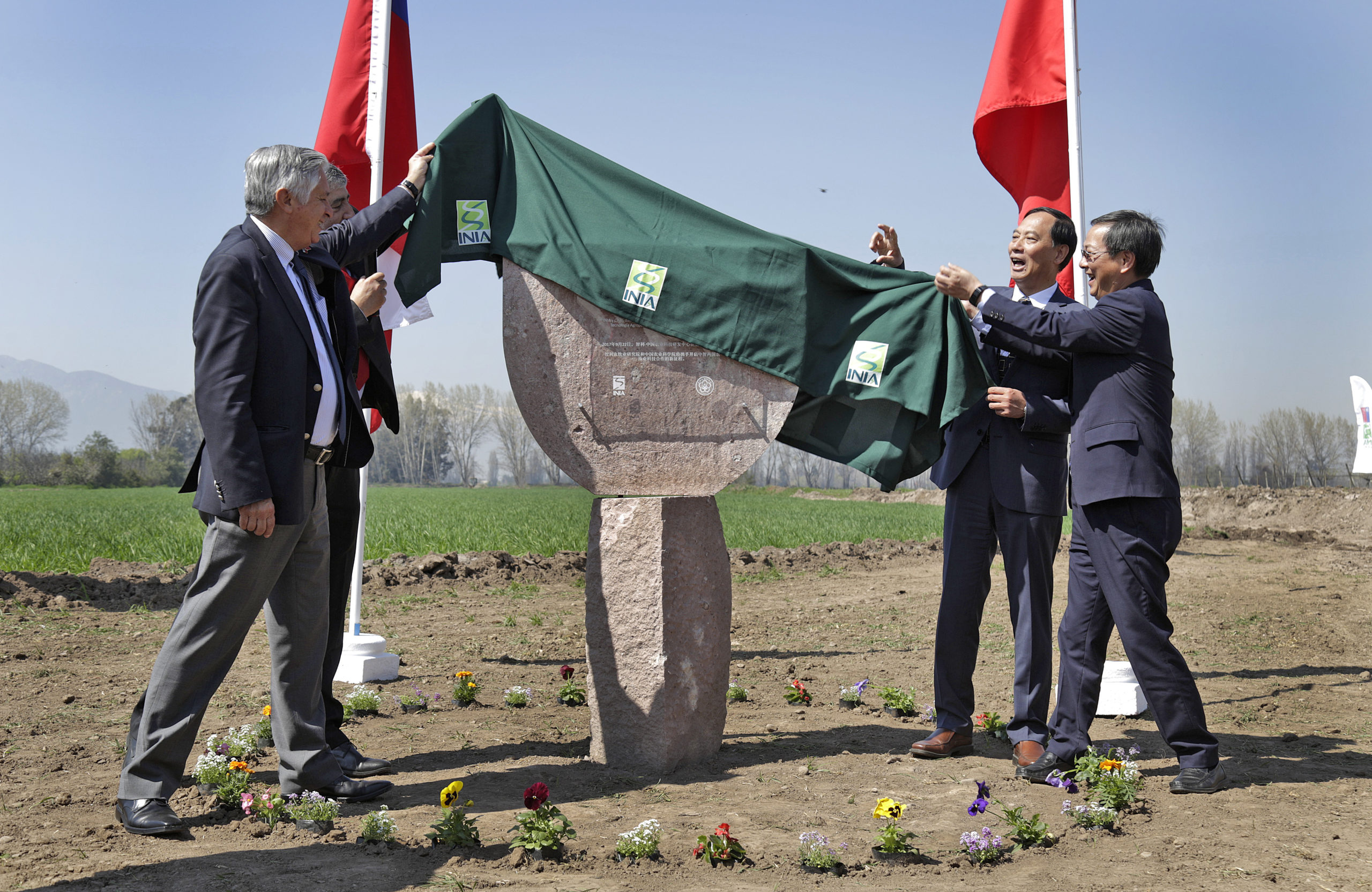 Inauguração de um centro de pesquisa agrícola chileno-chinês perto de Santiago em 2017. Iniciativa conjunta foca em aprimoramento genético e prevenção de pragas em frutas e vegetais (Foto: Claudio Aguilera/Ministério de Agricultura do Chile)