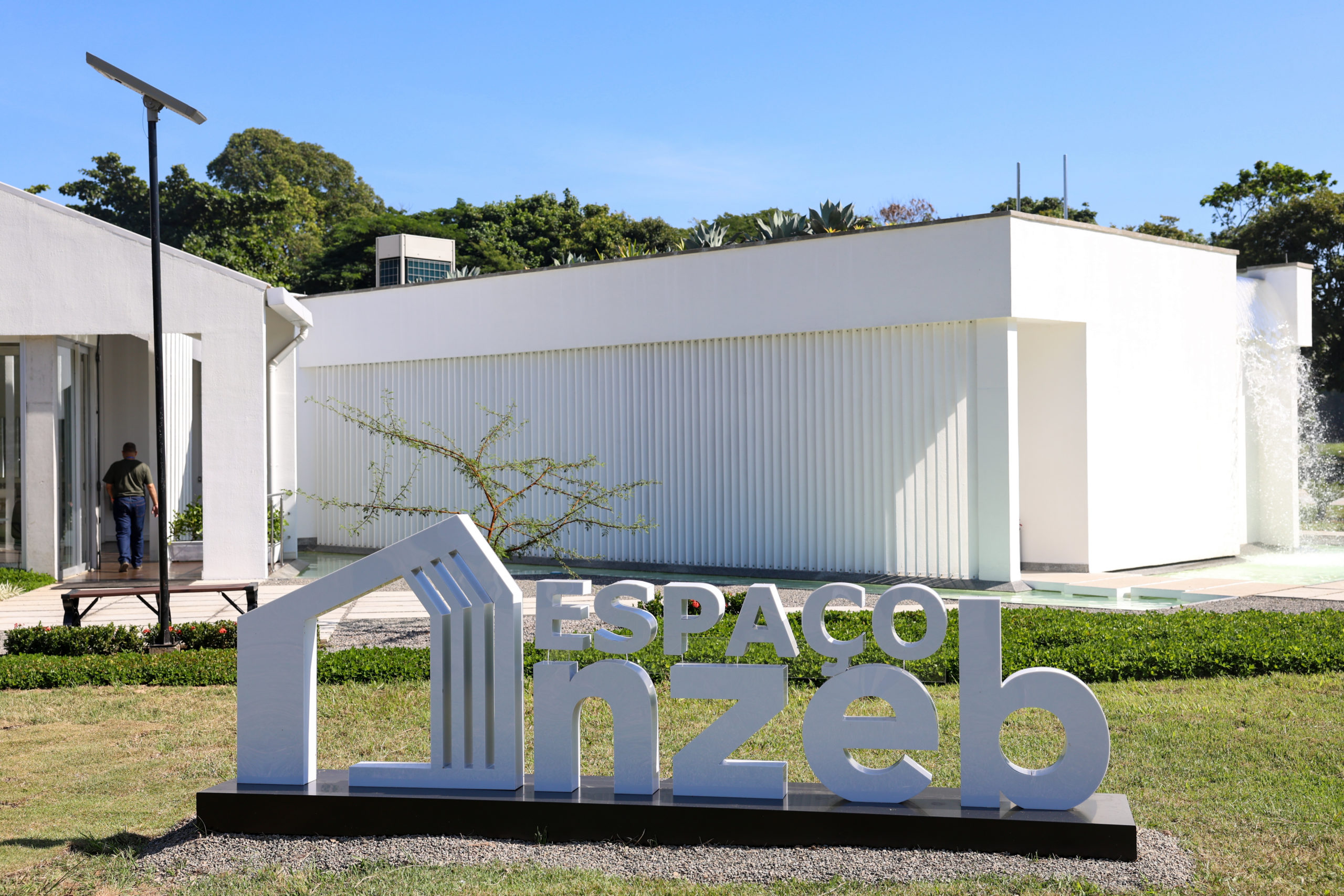 Iniciativa do governo federal anunciada pelo MME prevê R$ 100 milhões para prédios públicos eficientes que reduzam consumo de energia. Na imagem: Cepel inaugura Espaço Near Zero Energy Building (NZEB) na Ilha do Fundão, na zona norte do Rio de Janeiro, em 10/6/2024 (Foto: Tomaz Silva/Agência Brasil)