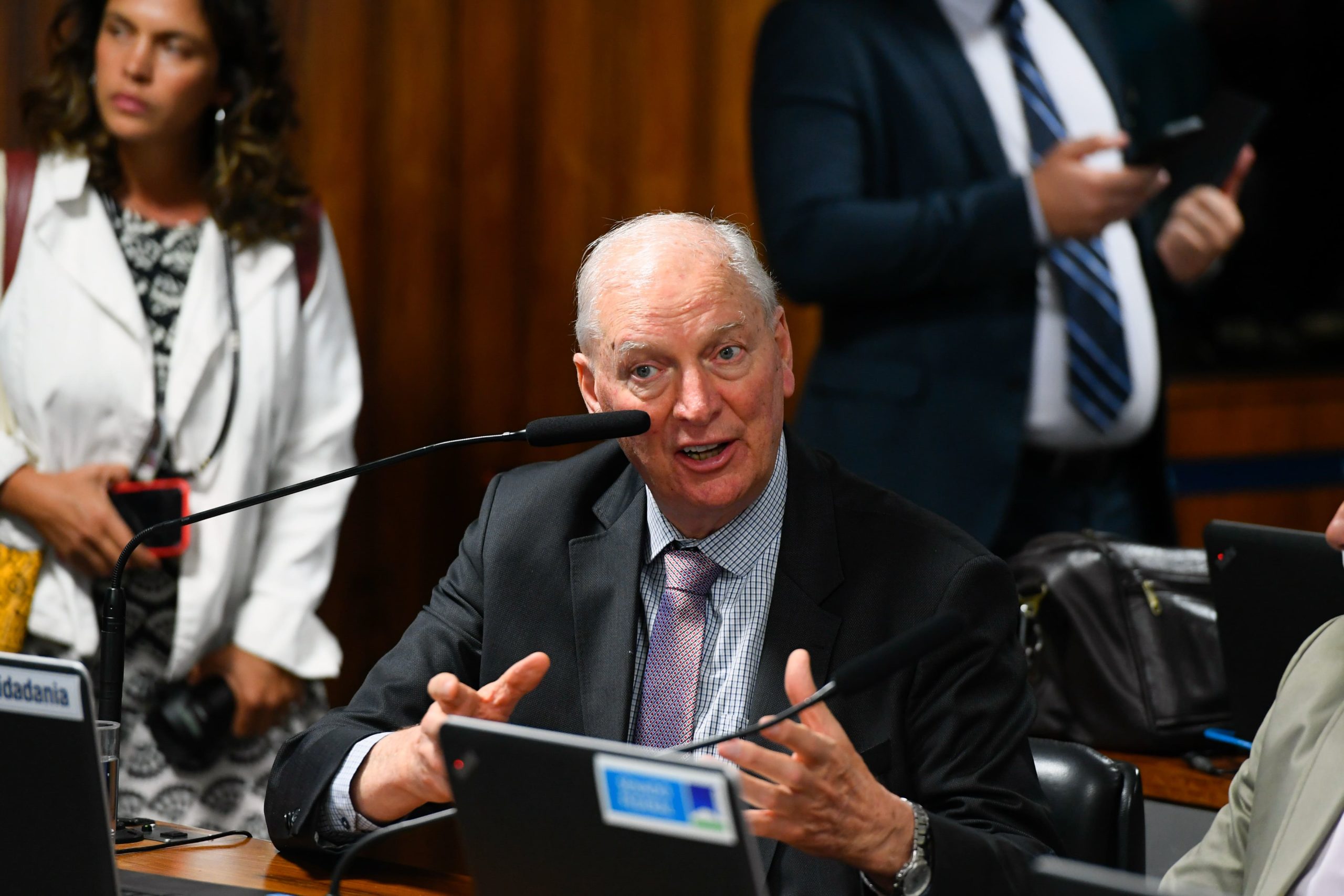 Senador tenta urgência para votação do PL das eólicas offshore (576/2021) antes do início do recesso parlamentar. Na imagem: Irineu Orth fala, à bancada, durante audiência pública da CMA no Senado, para debater a compensação financeira sobre geração de energia, em 9/4/2024 (Foto: Marcos Oliveira/Agência Senado)