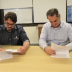 Ítalo Freitas, da Eletrobras, e Paulo Squariz, da Suzano, assinam acordo para produção de e-metanol (Foto: Divulgação)