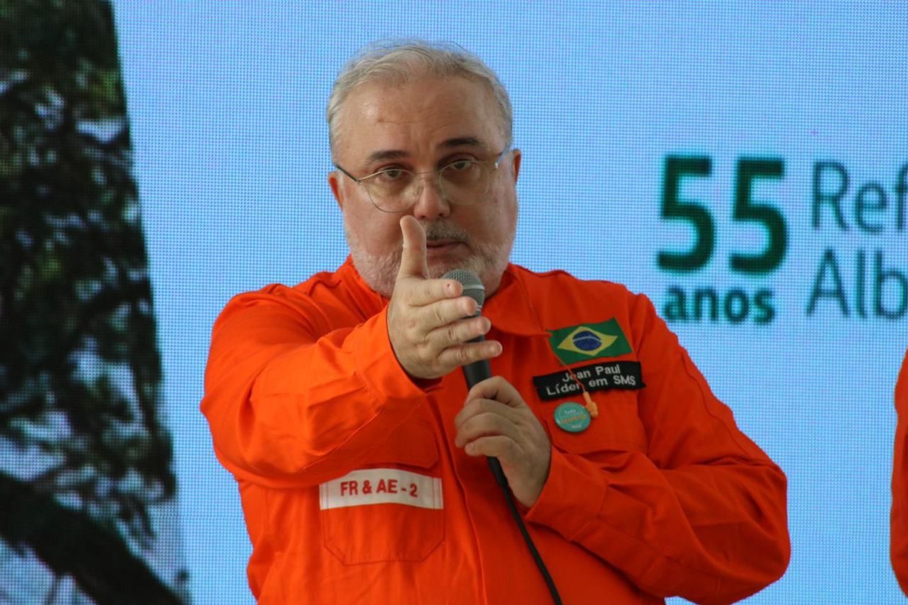 Jean Paul Prates afirma que deixa Petrobras ‘bem encaminhada’ para a próxima presidente, Magda Chambriard. Na imagem: Jean Paul Prates fala durante cerimônia em comemoração aos 55 anos da refinaria Refap (Foto: Divulgação Petrobras)