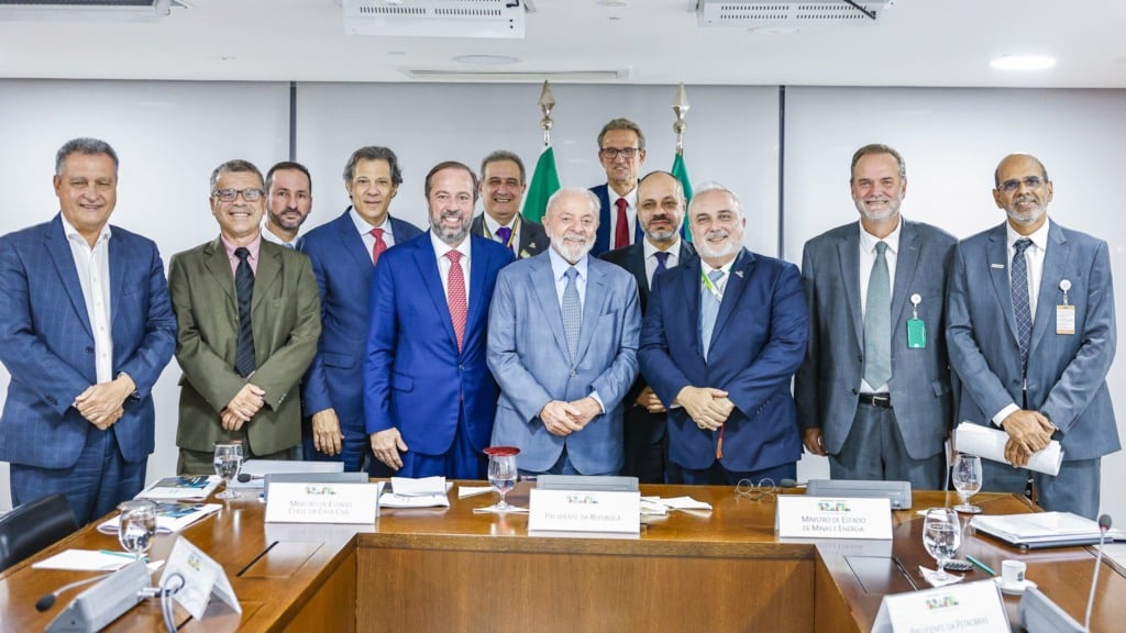 Petrobras ainda pode distribuir dividendos extraordinários de 2023 em "momento oportuno", dizem ministros. Na imagem: Lula em reunião com o ministro da Fazenda, Fernando Haddad, e com o presidente da Petrobras, Jean Paul Prates, no Palácio do Planalto, em 11/3/2024 (Foto: Ricardo Stuckert/PR)