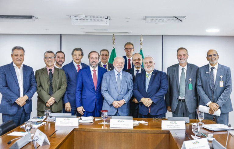 Entenda a disputa que pode levar a mudanças na presidência da Petrobras, após especulações sobre possível saída de Jean Paul Prates. Na imagem: Lula em reunião com o ministro da Fazenda, Fernando Haddad, e com o presidente da Petrobras, Jean Paul Prates, no Palácio do Planalto, em 11/3/2024 (Foto: Ricardo Stuckert/PR)