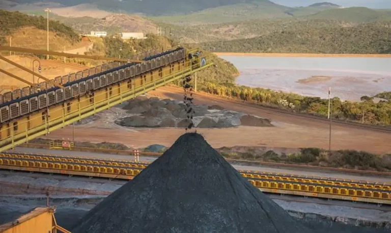 Máquinas de grande porte extraem minério de ferro (Foto: Ricardo Teles Geral/Governo do Brasil)