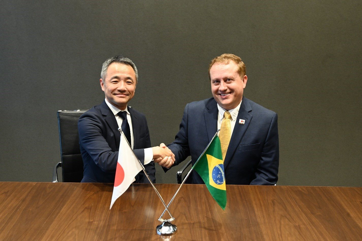 Japonesa Mitsui compra 75 mil toneladas de lítio em Minas Gerais com a compra de US$ 30 milhões em ações da Atlas Lithium. Na imagem: Marc Fogassa, CEO da Atlas Lithium, e Akinobu Hashimoto, Diretor Geral da divisão de novos metais alumínio da Mitsui (Foto: Divulgação)