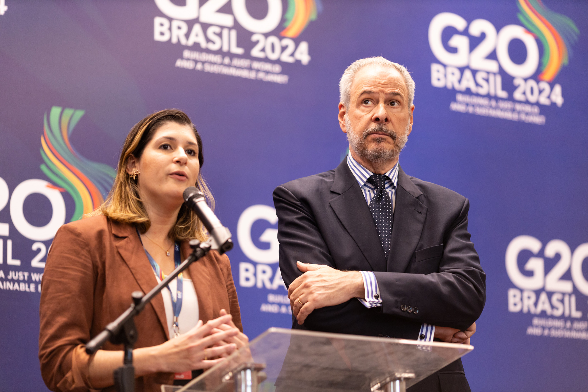 Mariana Espécie, coordenadora do GT de Transições Energéticas do G20, com o Embaixador André Corrêa do Lago durante coletiva no último dia de reunião do terceiro encontro do GT, em 29-5-2024 (Foto: G20 Brasil)