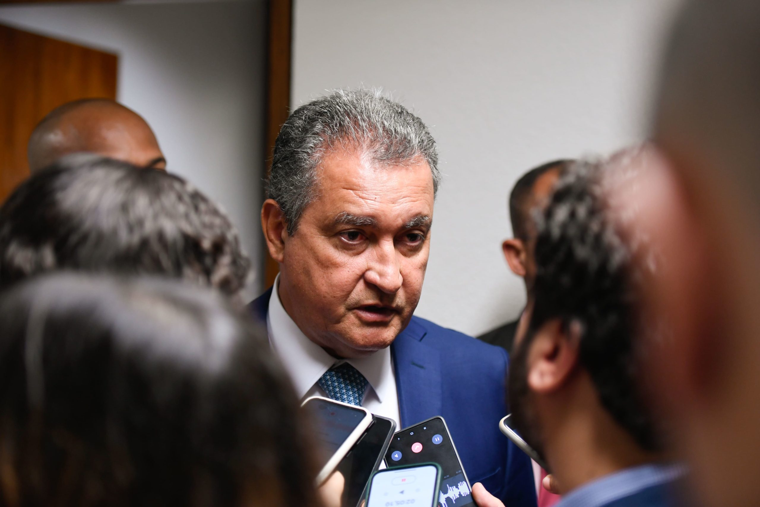 Na imagem: Ministro Chefe da Casa Civil, Rui Costa, fala à mesa em audiência da Comissão de Infraestrutura (CI) do Senado, em 30/4/2024 (Foto: Edilson Rodrigues/Agência Senado)