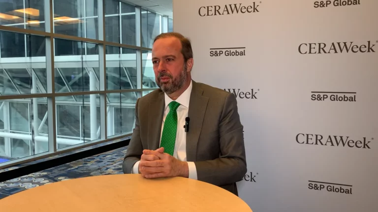 Ministro do MME, Alexandre Silveira, diz que é contra mandato para o diesel coprocessado na mistura obrigatória ao diesel fóssil, em entrevista ao estúdio epbr durante a CERAWeek 2024 da S&P Global (Foto: Reprodução epbr)